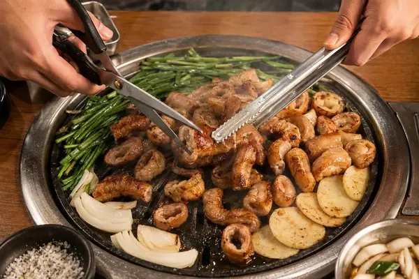 Vì sao người Hàn Quốc chuộng lòng bò hơn lòng lợn?