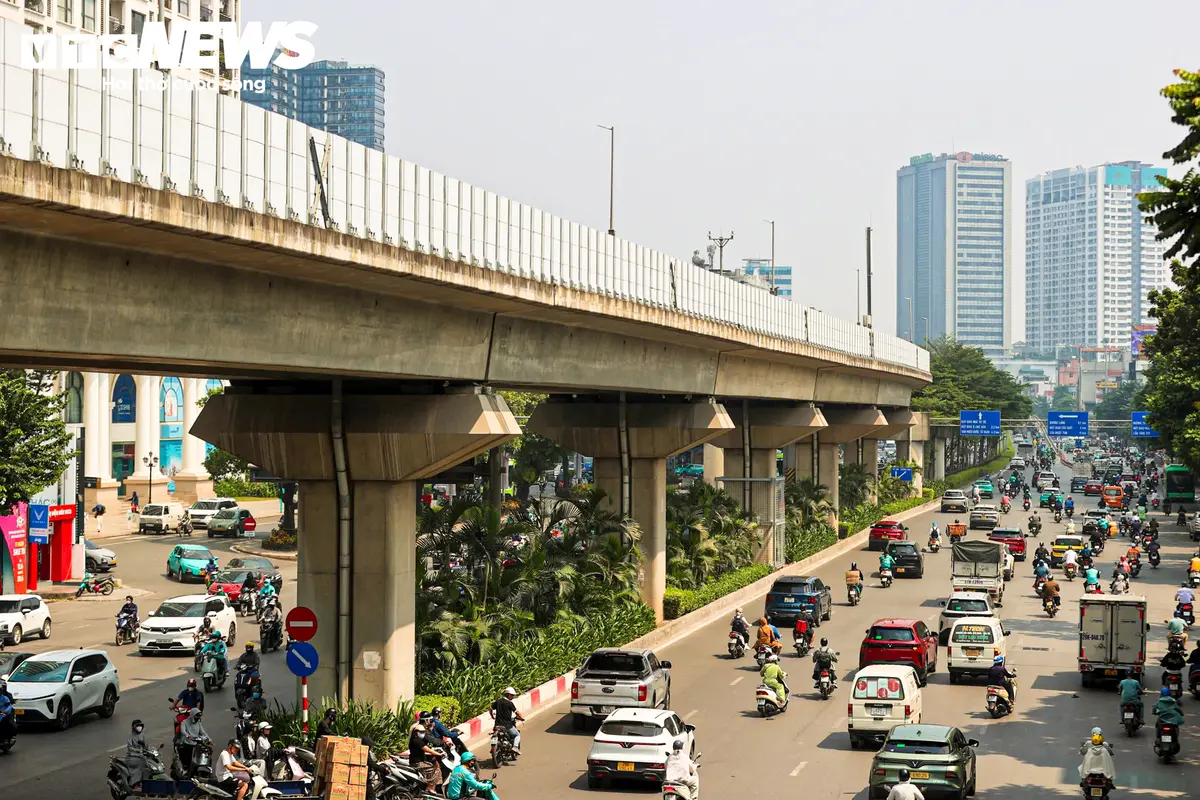 Loạt trụ cầu đường sắt, cầu vượt ở Hà Nội bắt đầu được phủ xanh