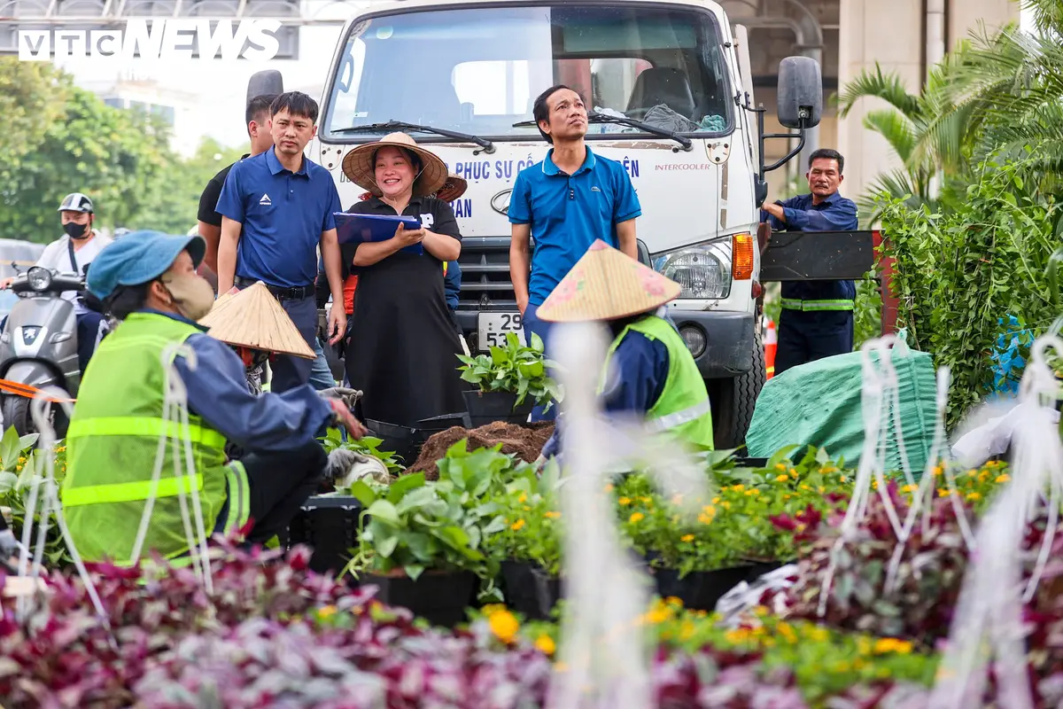 Loạt trụ cầu đường sắt, cầu vượt ở Hà Nội bắt đầu được phủ xanh