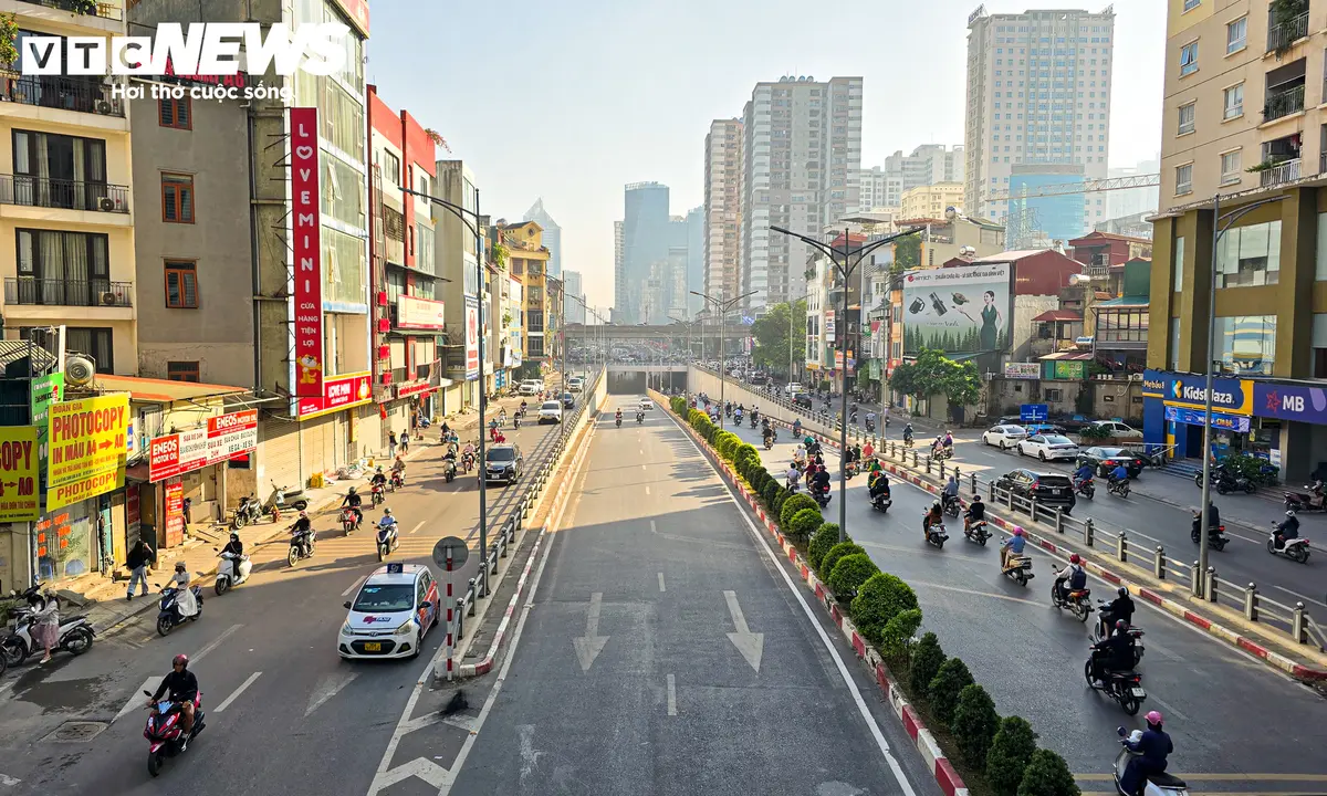 Loạt trụ cầu đường sắt, cầu vượt ở Hà Nội bắt đầu được phủ xanh