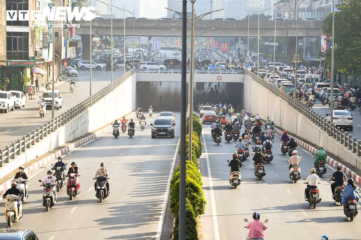 Loạt trụ cầu đường sắt, cầu vượt ở Hà Nội bắt đầu được phủ xanh