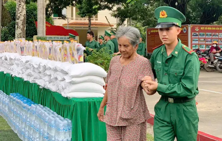 Ấm áp tình quân dân ở vùng đồng bào dân tộc Khmer vùng biên giới
