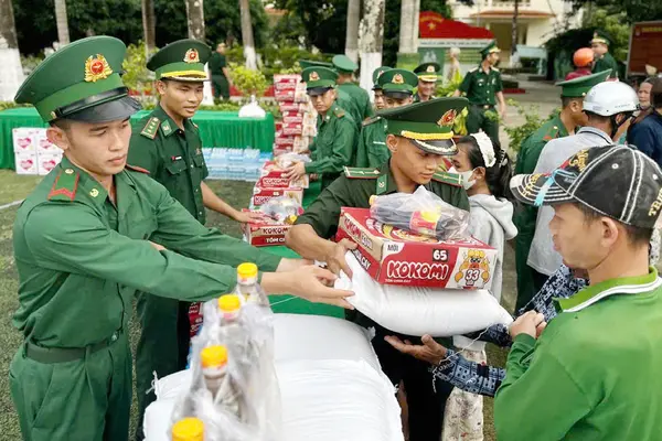 Ấm áp tình quân dân ở vùng đồng bào dân tộc Khmer vùng biên giới