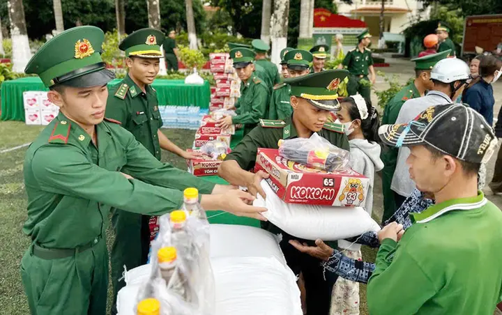 Ấm áp tình quân dân ở vùng đồng bào dân tộc Khmer vùng biên giới