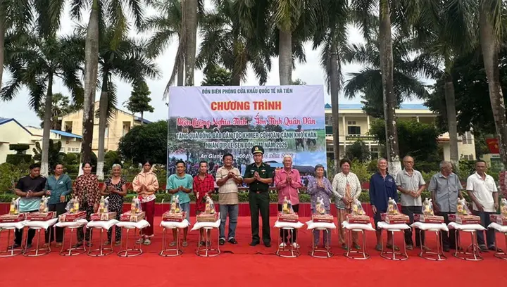 Ấm áp tình quân dân ở vùng đồng bào dân tộc Khmer vùng biên giới