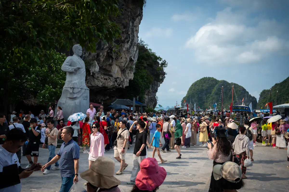 Báo ngoại: 'Du khách nên chiêm ngưỡng vịnh Hạ Long một lần trong đời'