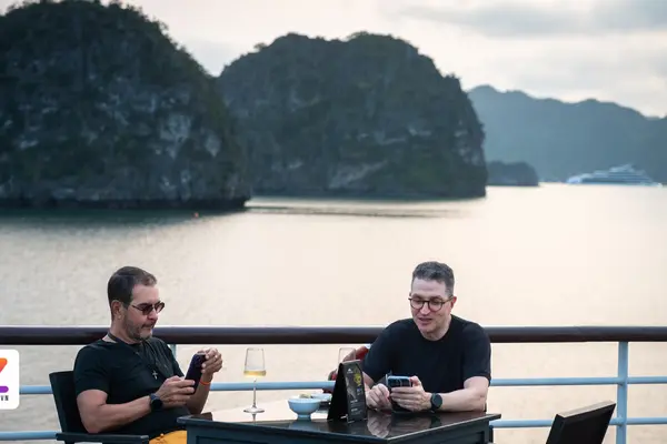 Báo ngoại: 'Du khách nên chiêm ngưỡng vịnh Hạ Long một lần trong đời'