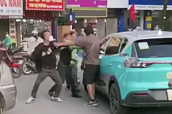 Người đàn ông bị nhóm người vây đánh trước cổng Bệnh viện Đại học Y Hà Nội