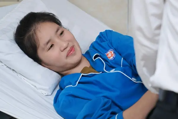 Xúc động khoảnh khắc giám đốc bệnh viện thăm cô giáo mất chân khi cứu học trò