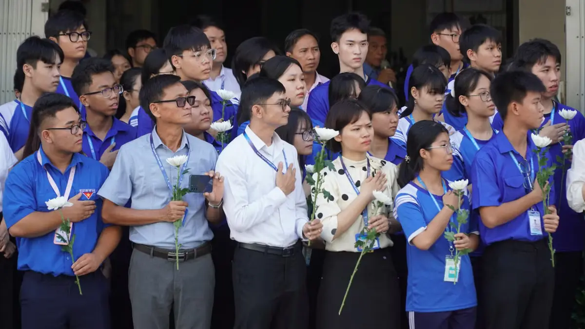 Những khoảnh khắc lắng đọng ngày tiễn đưa 731 liệt sĩ về an nghỉ bên đồng đội