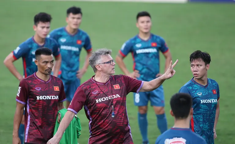 HLV Troussier: Việt Nam đừng đi đường tắt