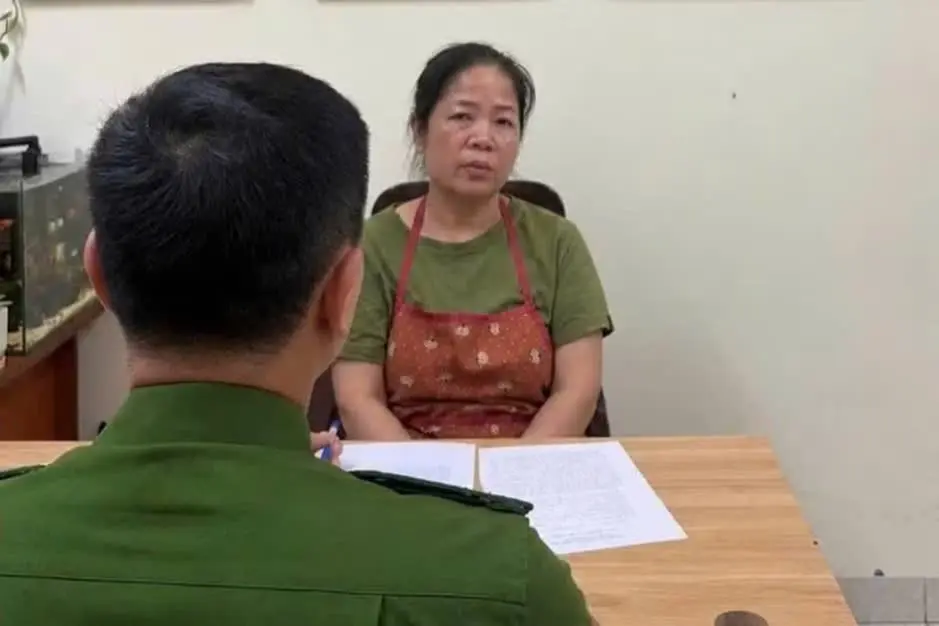 Khởi tố, bắt giam một phụ nữ có hành vi chửi bới, đổ chất thải chắn lối đi chung