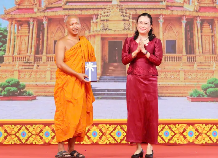 Hình ảnh đồng bào Khmer đón mừng Lễ Sene Dolta đầm ấm, hạnh phúc