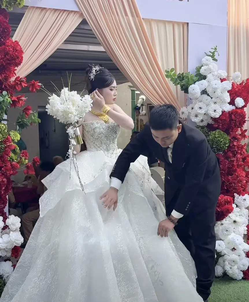 Hoài Lâm chăm sóc vợ trong lễ cưới
