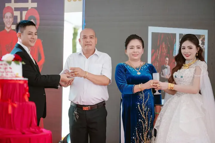Những hình ảnh chưa được hé lộ trong đám cưới của Hoài Lâm