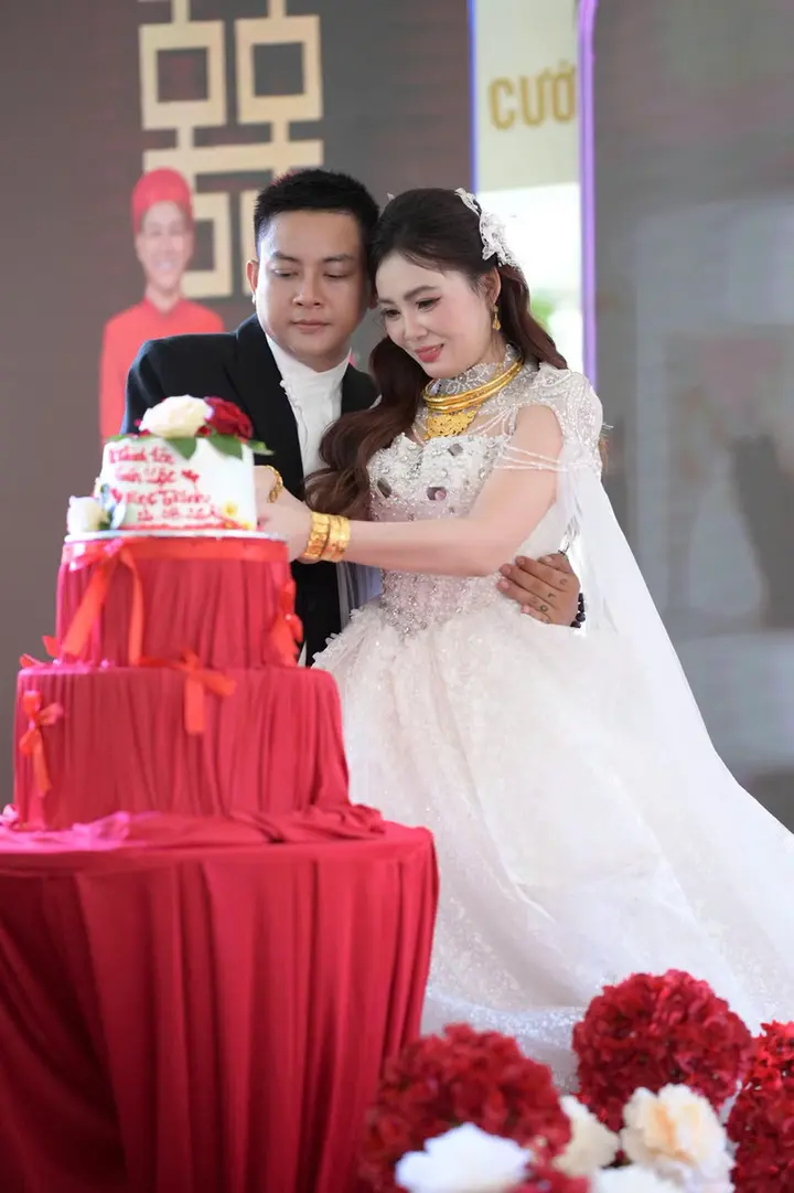 Những hình ảnh chưa được hé lộ trong đám cưới của Hoài Lâm