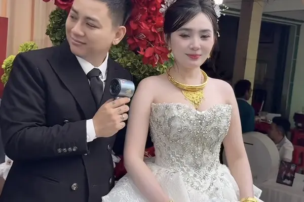 Hoài Lâm chăm sóc vợ trong lễ cưới