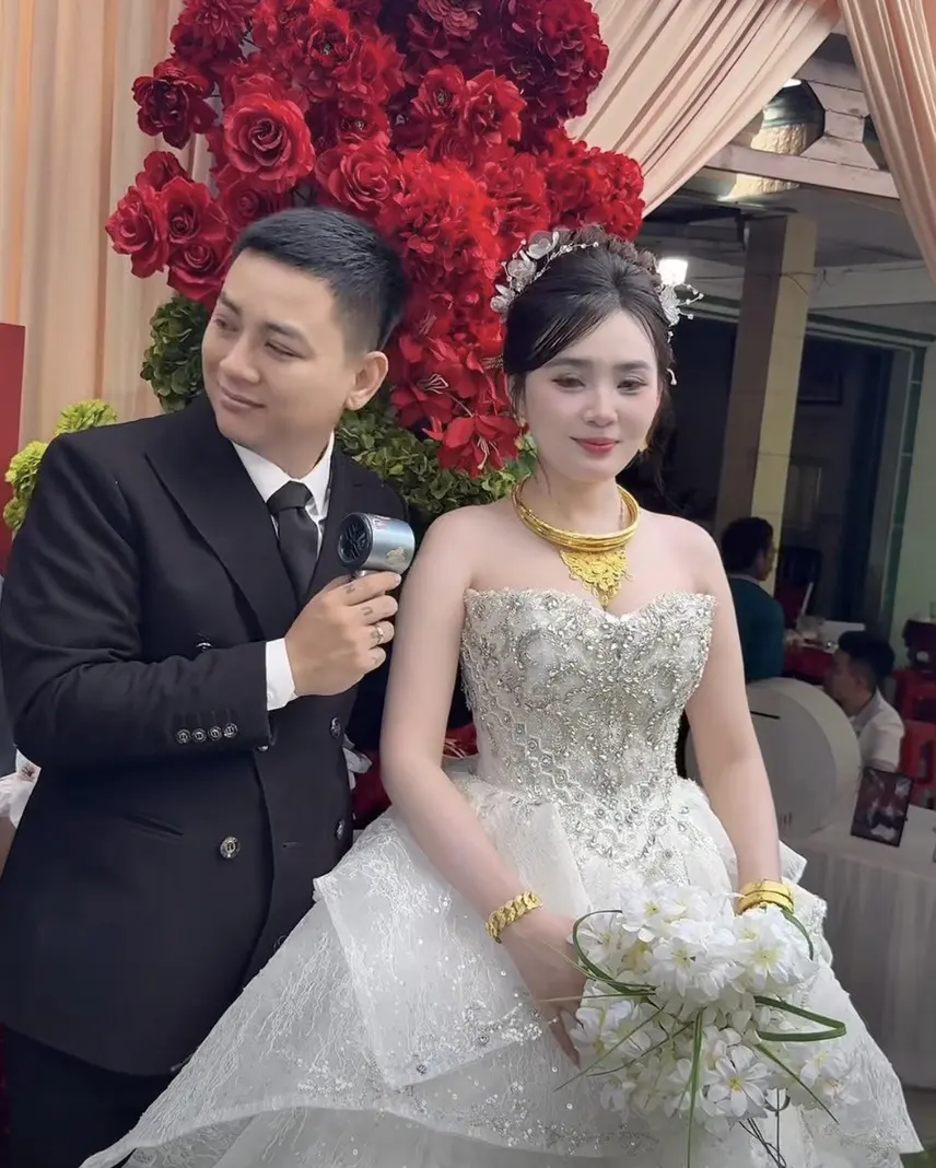 Hoài Lâm chăm sóc vợ trong lễ cưới