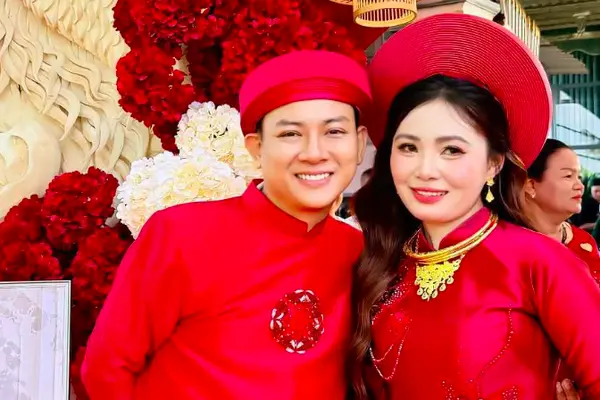 Hoài Lâm rước dâu bằng xe máy, đám cưới ấm cúng 200 khách ở quê nhà