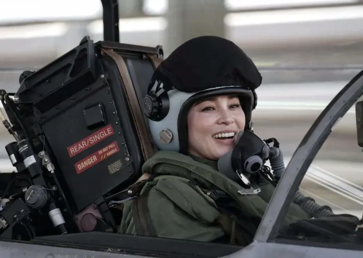 Video hoàng hậu Thái Lan lần đầu tự lái máy bay tiêm kích JAS 39C Gripen