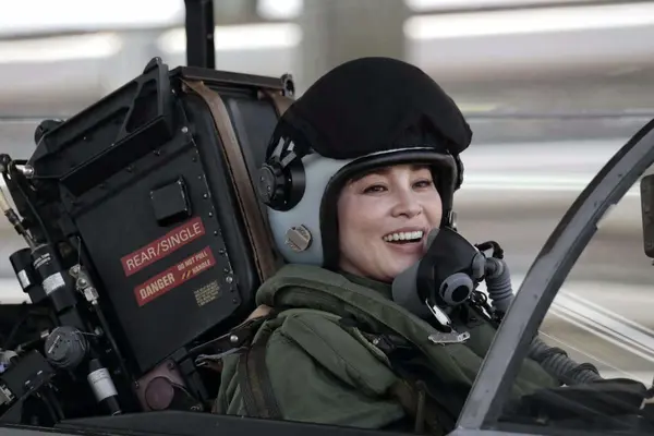 Video hoàng hậu Thái Lan lần đầu tự lái máy bay tiêm kích JAS 39C Gripen
