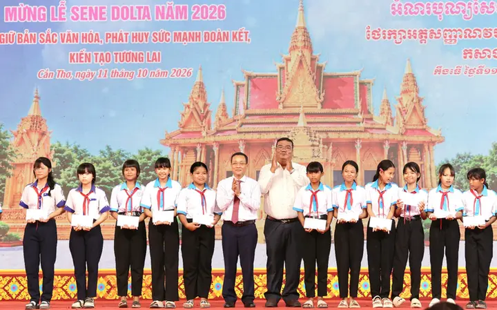 Hình ảnh đồng bào Khmer đón mừng Lễ Sene Dolta đầm ấm, hạnh phúc