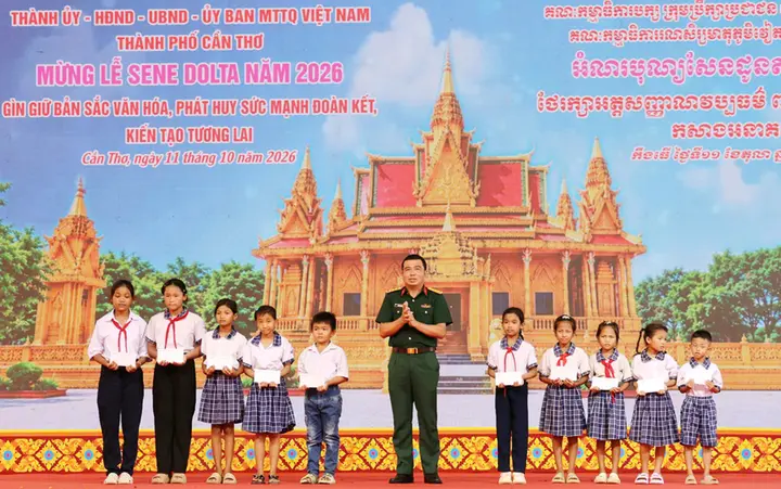 Hình ảnh đồng bào Khmer đón mừng Lễ Sene Dolta đầm ấm, hạnh phúc