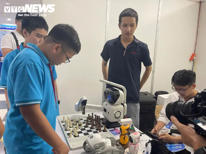 'Chạm tay vào tương lai' tại Triển lãm Robot, AI và STEM Hà Nội 2026