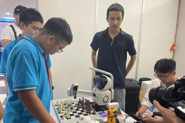 'Chạm tay vào tương lai' tại Triển lãm Robot, AI và STEM Hà Nội 2026