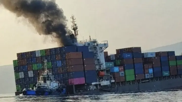 Video tàu container trúng thủy lôi, chìm dần trên eo biển Hormuz