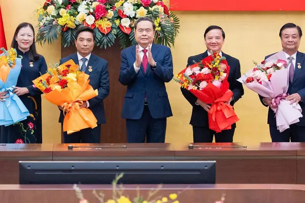 Trao tặng Huy hiệu 35 năm tuổi Đảng tặng các lãnh đạo, nguyên lãnh đạo Quốc hội