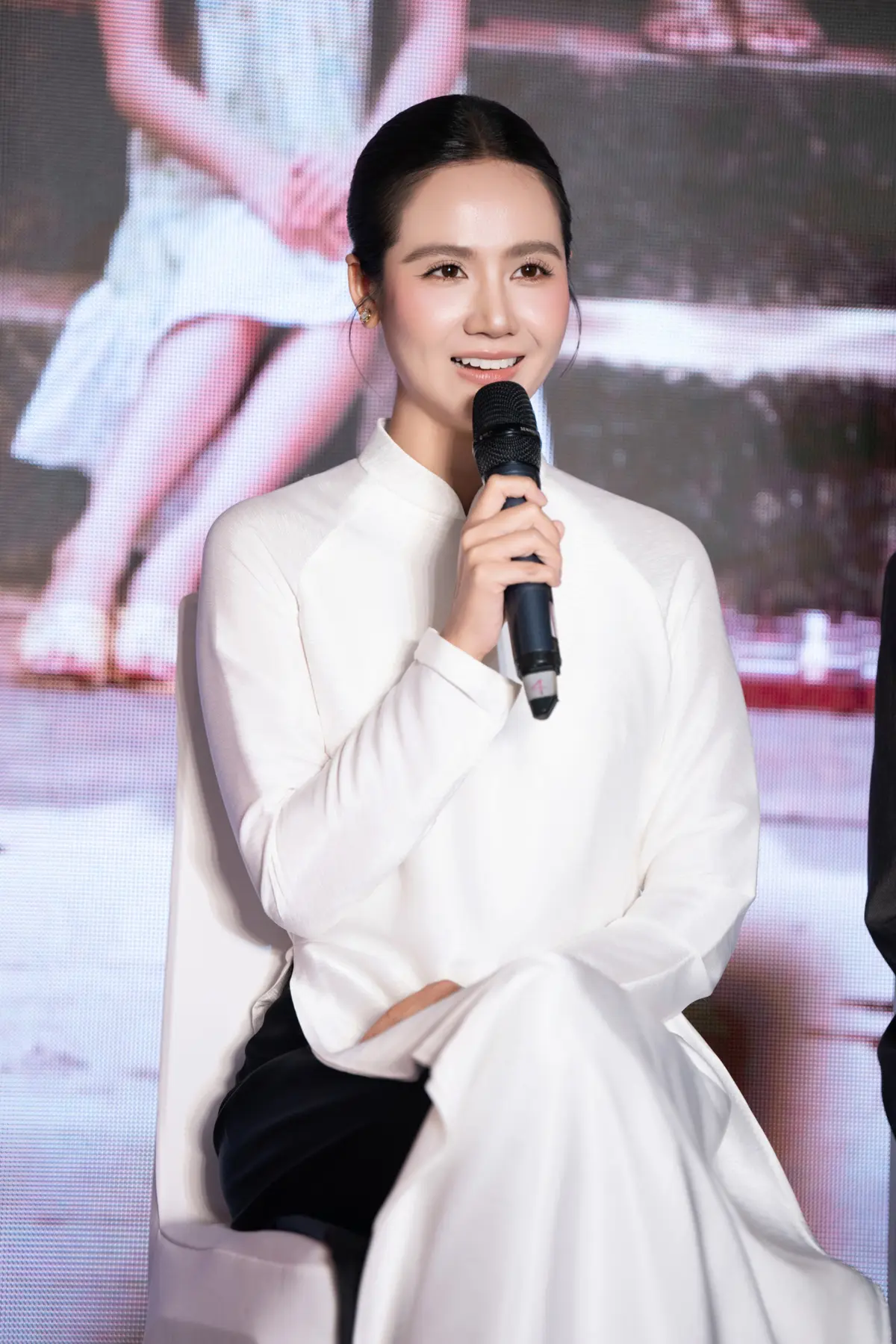 Huyền Lizzie: 'Áp lực khi quay phim cùng Duy Hưng'