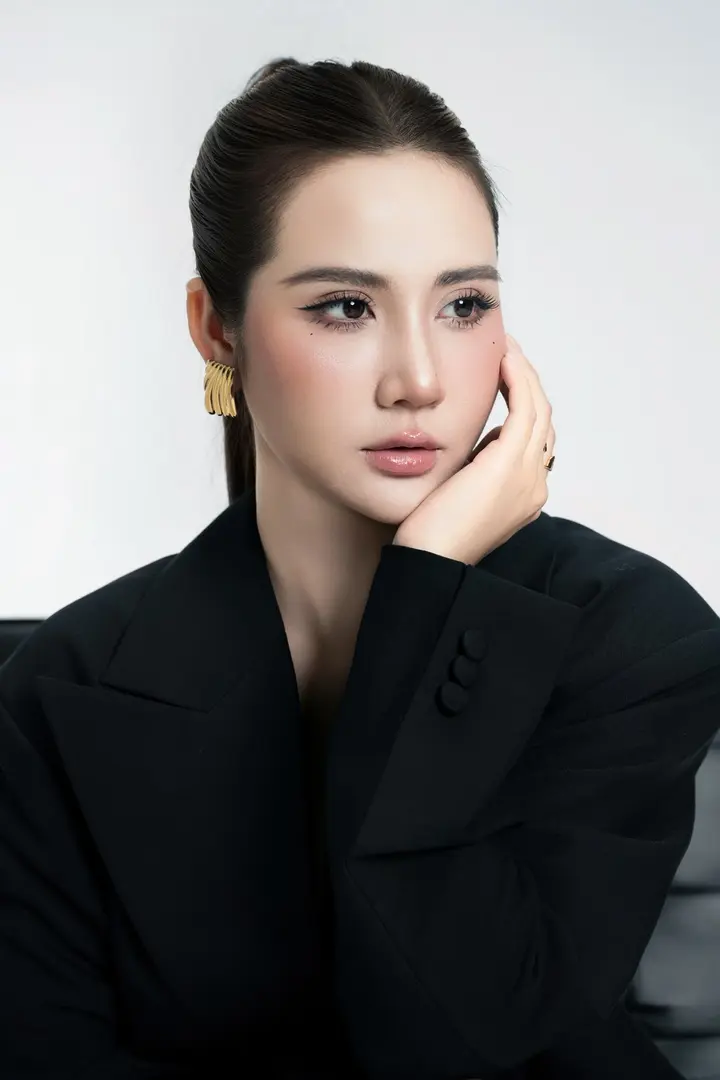 Mỹ nhân phim giờ vàng: Ngoài đời sang chảnh, lên phim khắc khổ không nhận ra