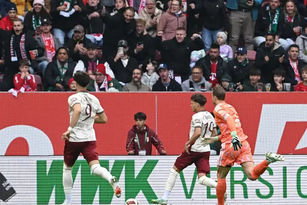 Neuer trải qua đêm ác mộng, Bayern mất điểm trước Augsburg