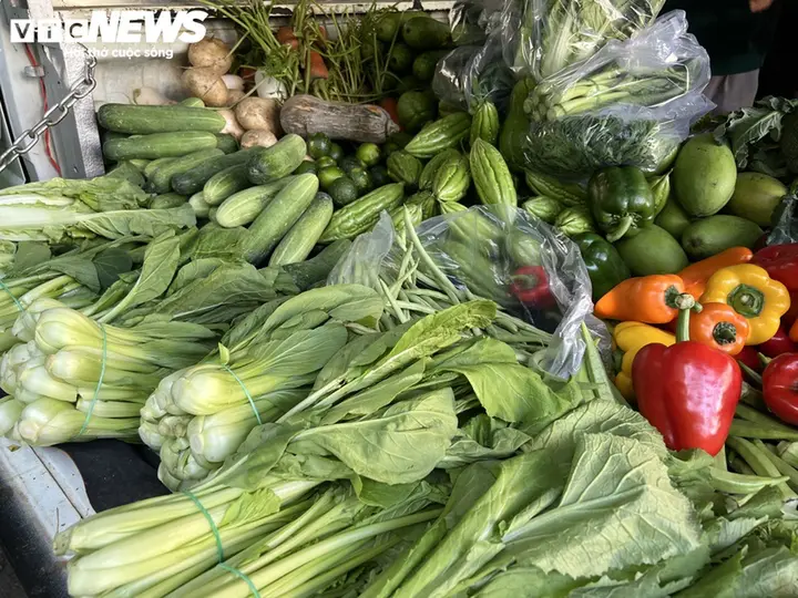 Mưa ngập kéo dài khiến giá rau TP.HCM tăng mạnh, người tiêu dùng thêm áp lực