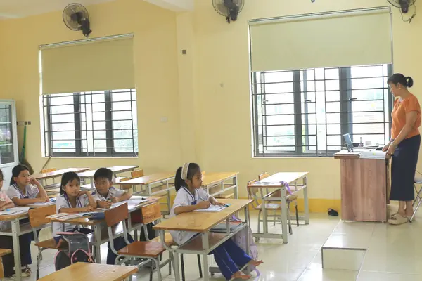Phụ huynh nhận sai sau 1 tháng cho con nghỉ học vì sáp nhập trường ở Nghệ An