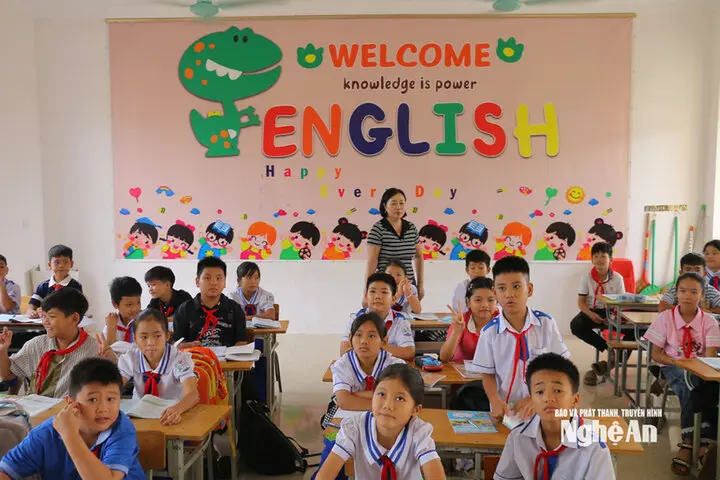 Phụ huynh nhận sai sau 1 tháng cho con nghỉ học vì sáp nhập trường ở Nghệ An