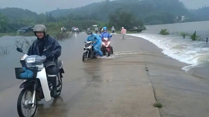 Mưa lớn kéo dài, nhiều khu dân cư ở Quảng Ngãi ngập cục bộ