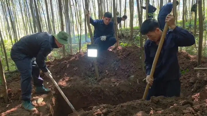 Phát hiện 3 hài cốt liệt sĩ cùng nhiều di vật trong rừng Quảng Trị