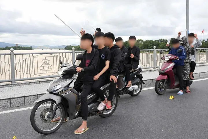 Khởi tố 15 thanh thiếu niên ẩu đả, dùng hung khí truy đuổi trên đường
