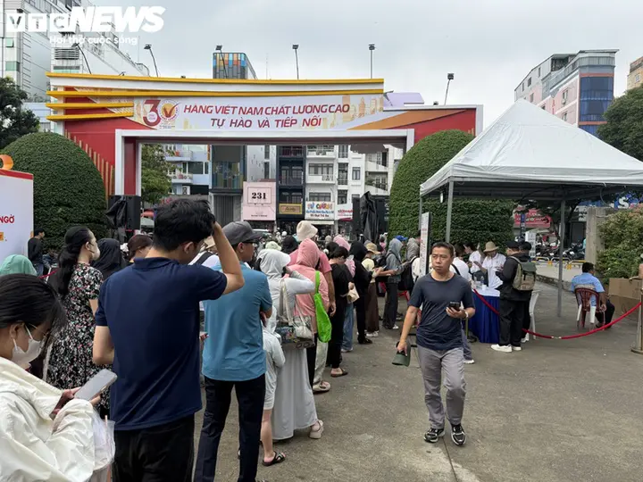 Người dân TP.HCM chen chân săn hàng khuyến mãi tại lễ hội hàng Việt