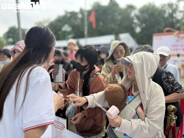 Người dân TP.HCM chen chân săn hàng khuyến mãi tại lễ hội hàng Việt