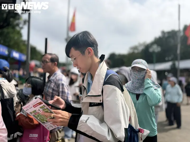 Người dân TP.HCM chen chân săn hàng khuyến mãi tại lễ hội hàng Việt