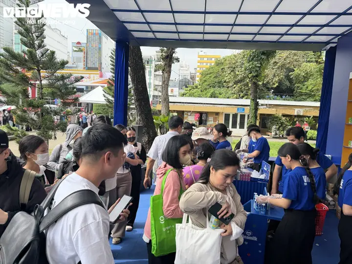 Người dân TP.HCM chen chân săn hàng khuyến mãi tại lễ hội hàng Việt