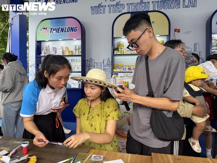 Người dân TP.HCM chen chân săn hàng khuyến mãi tại lễ hội hàng Việt
