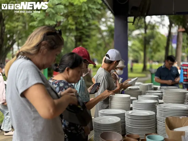 Người dân TP.HCM chen chân săn hàng khuyến mãi tại lễ hội hàng Việt