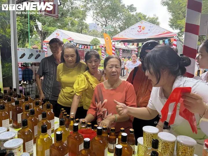 Người dân TP.HCM chen chân săn hàng khuyến mãi tại lễ hội hàng Việt