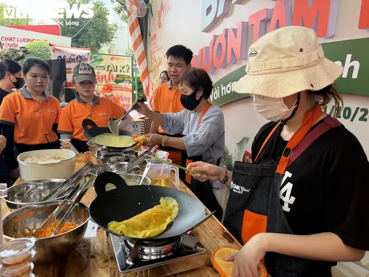 Người dân TP.HCM chen chân săn hàng khuyến mãi tại lễ hội hàng Việt