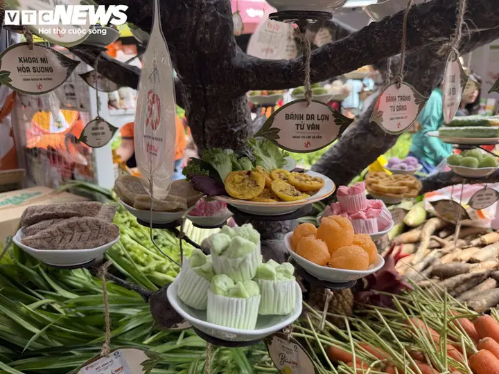 Người dân TP.HCM chen chân săn hàng khuyến mãi tại lễ hội hàng Việt