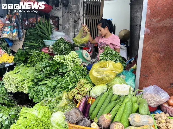 Mưa ngập kéo dài khiến giá rau TP.HCM tăng mạnh, người tiêu dùng thêm áp lực